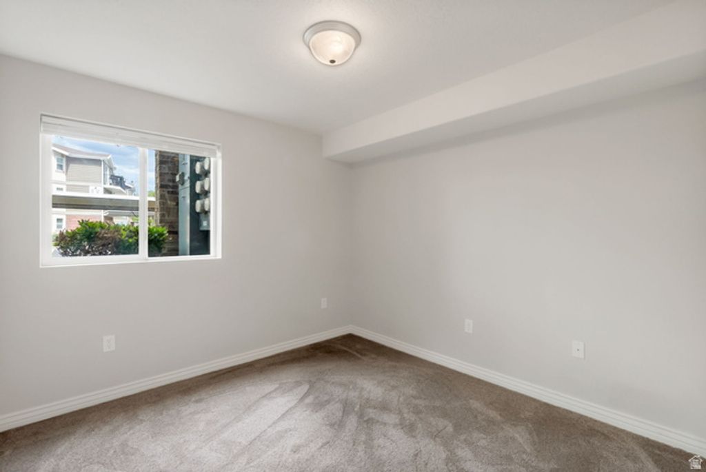 Image 8 of property listing at 117 E CALBOURNE LN #I-2, Sandy, UT 84070