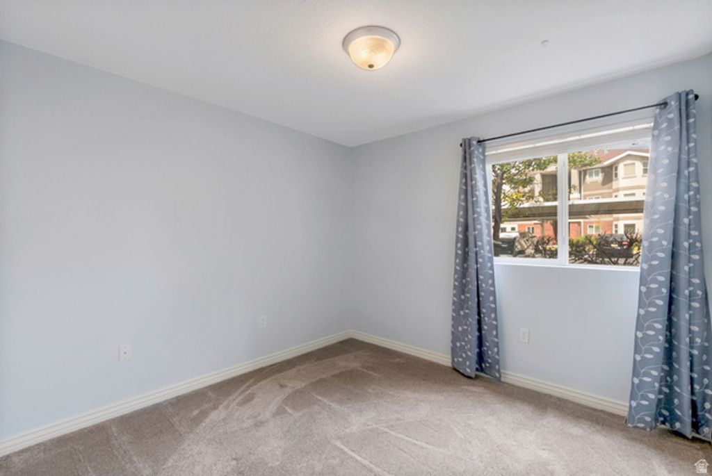 Image 9 of property listing at 117 E CALBOURNE LN #I-2, Sandy, UT 84070