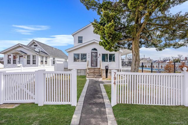 794 Pecan Street, Lindenhurst, NY 11757