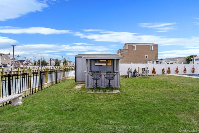 794 Pecan Street, Lindenhurst, NY 11757