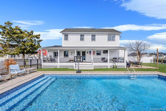 794 Pecan Street, Lindenhurst, NY 11757