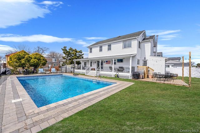 794 Pecan Street, Lindenhurst, NY 11757