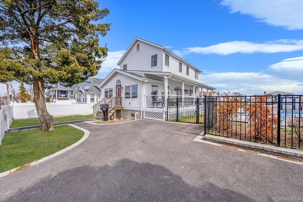 794 Pecan Street, Lindenhurst, NY 11757