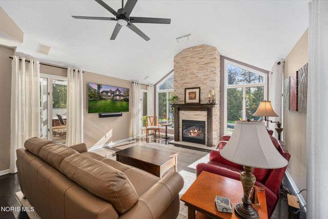 4652 Country Walk Lane, Sylvania, OH 43560