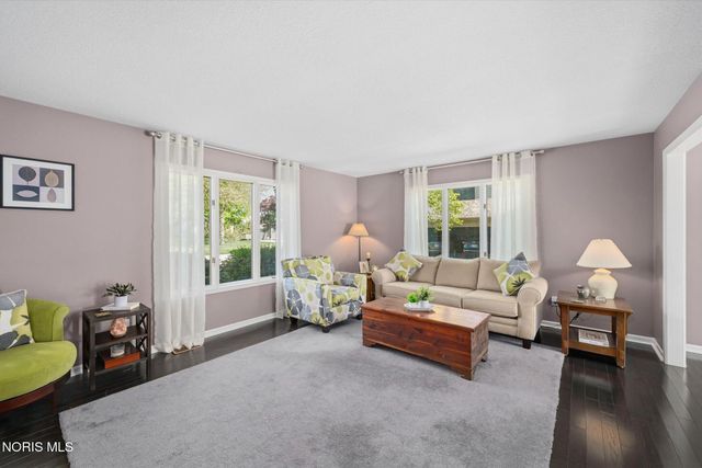 4652 Country Walk Lane, Sylvania, OH 43560