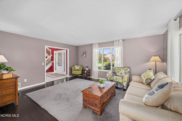 4652 Country Walk Lane, Sylvania, OH 43560