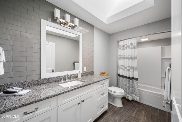 4652 Country Walk Lane, Sylvania, OH 43560