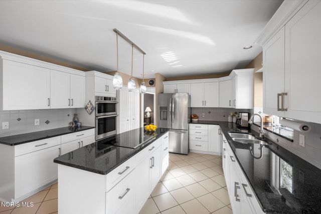 4652 Country Walk Lane, Sylvania, OH 43560