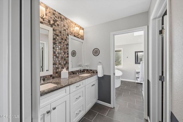 4652 Country Walk Lane, Sylvania, OH 43560