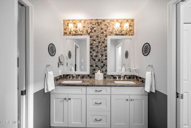 4652 Country Walk Lane, Sylvania, OH 43560