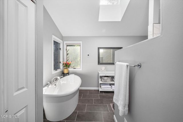 4652 Country Walk Lane, Sylvania, OH 43560