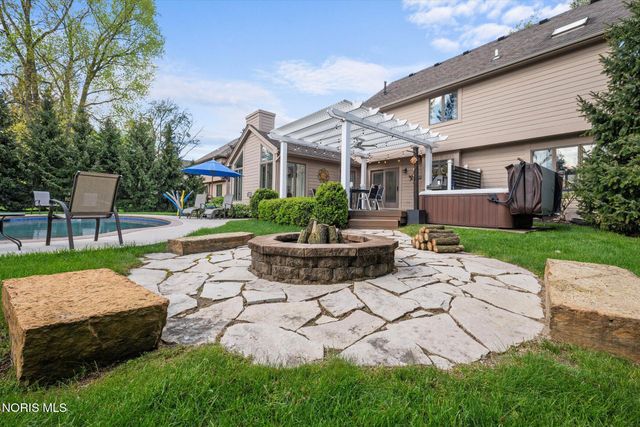 4652 Country Walk Lane, Sylvania, OH 43560