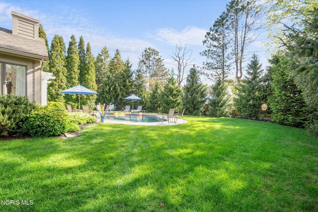 4652 Country Walk Lane, Sylvania, OH 43560