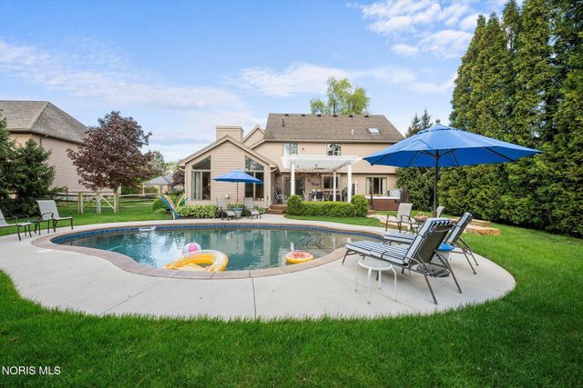 4652 Country Walk Lane, Sylvania, OH 43560