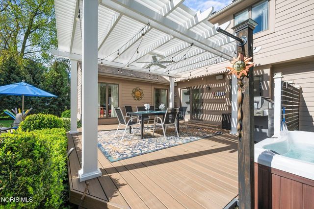4652 Country Walk Lane, Sylvania, OH 43560