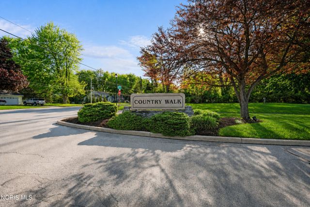 4652 Country Walk Lane, Sylvania, OH 43560