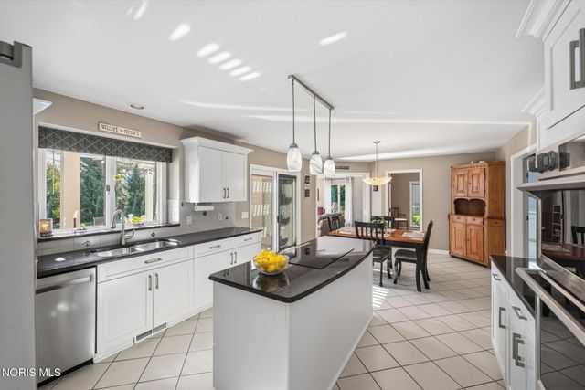 4652 Country Walk Lane, Sylvania, OH 43560