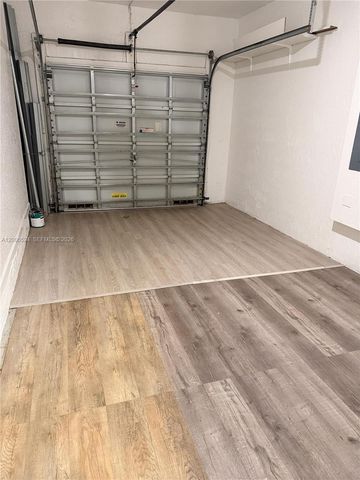 9040 NW 54th St, Sunrise, FL 33351