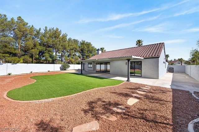 3204 Crescent Run Court, Las Vegas, NV 89117