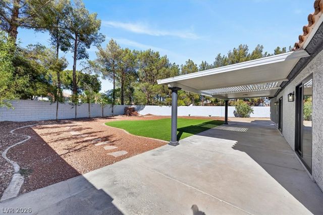 3204 Crescent Run Court, Las Vegas, NV 89117