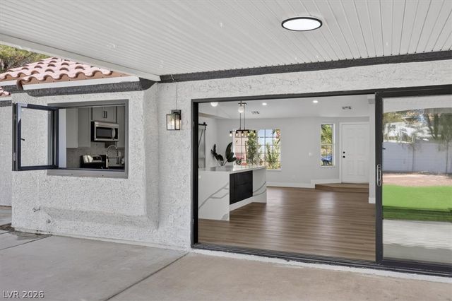 3204 Crescent Run Court, Las Vegas, NV 89117