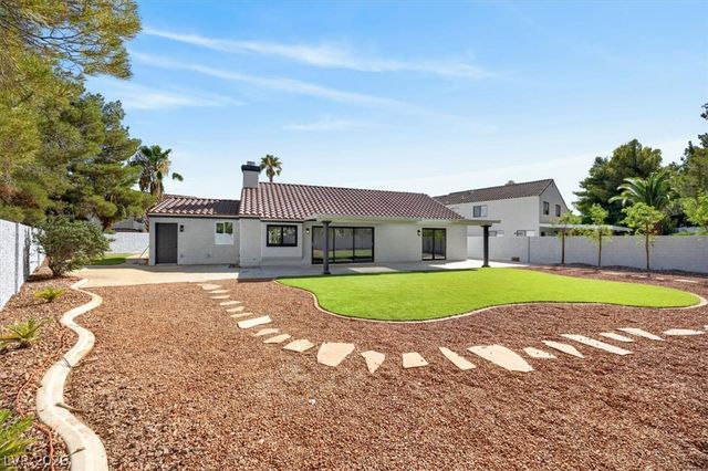 3204 Crescent Run Court, Las Vegas, NV 89117