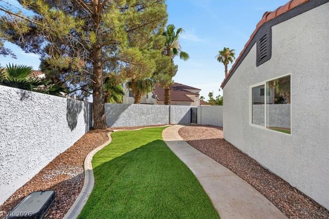 3204 Crescent Run Court, Las Vegas, NV 89117