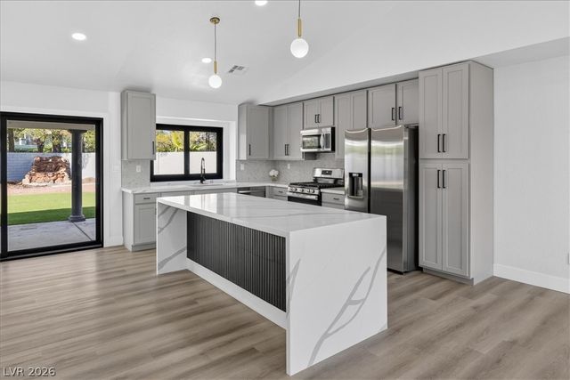 3204 Crescent Run Court, Las Vegas, NV 89117