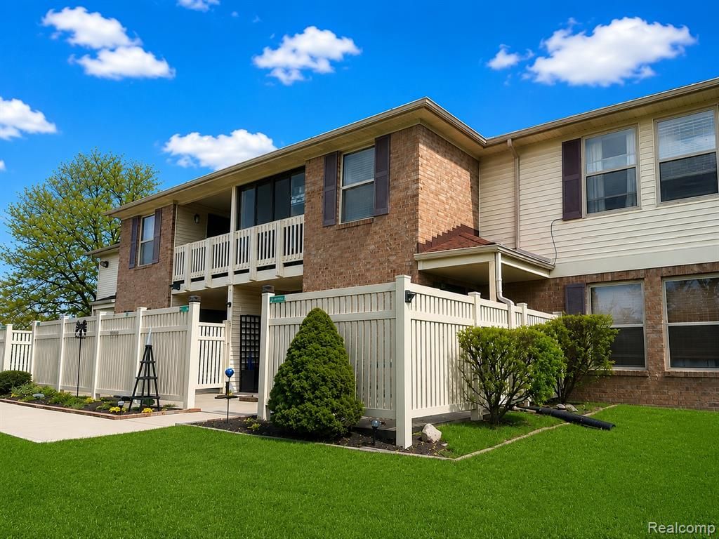 61101 Greenwood Drive, South Lyon, MI 48178
