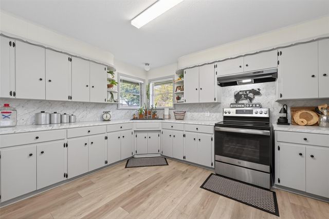 212 Lindsey Avenue, Bay City, TX 77414