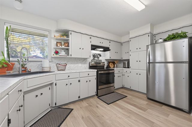 212 Lindsey Avenue, Bay City, TX 77414