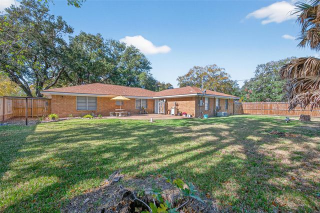 212 Lindsey Avenue, Bay City, TX 77414