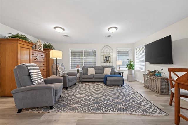 212 Lindsey Avenue, Bay City, TX 77414