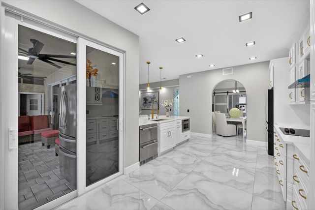 811 SANDCASTLE CIRCLE, Brandon, FL 33511