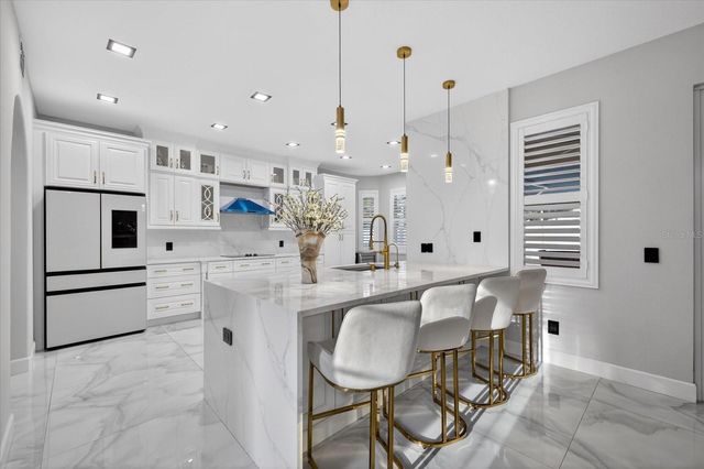 811 SANDCASTLE CIRCLE, Brandon, FL 33511