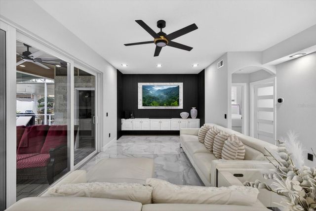 811 SANDCASTLE CIRCLE, Brandon, FL 33511