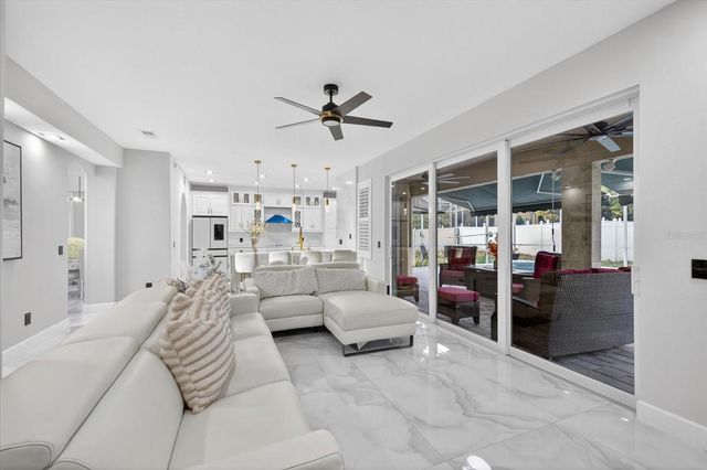 811 SANDCASTLE CIRCLE, Brandon, FL 33511