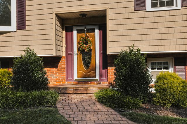 30 Lakeview Drive, Milford, CT 06460