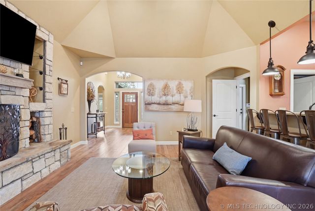 647 E Huntsville Place, Broken Arrow, OK 74011