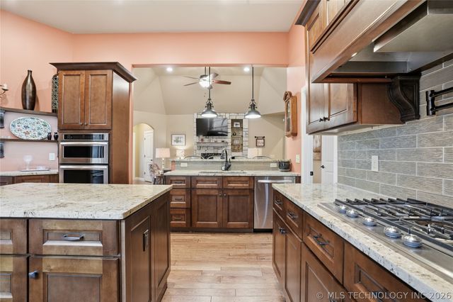 647 E Huntsville Place, Broken Arrow, OK 74011