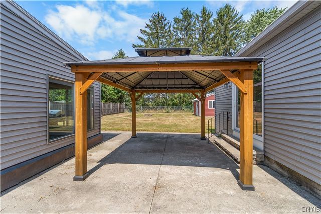 146 Dolshire Dr, Clay, NY 13212