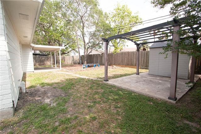 2020 Saint Charles Dr, Portland, TX 78374