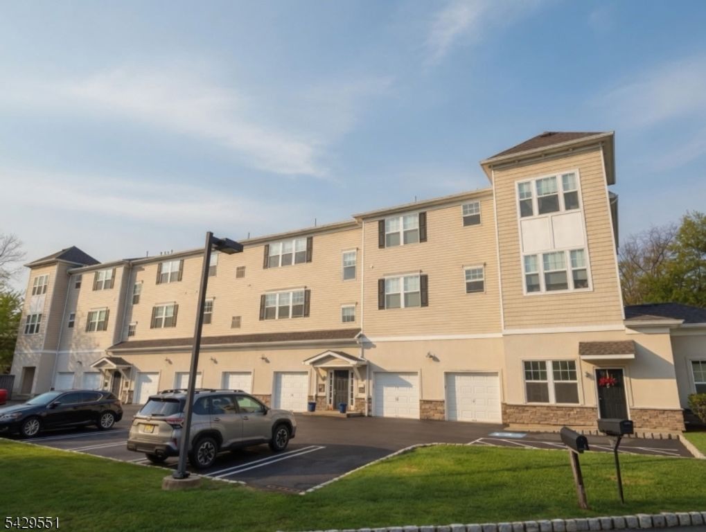 5 W River Styx Rd u-301 301, Hopatcong Boro, NJ 07843