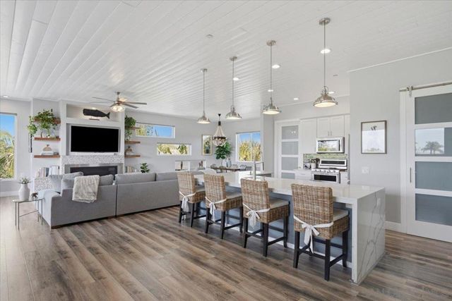 2743 Mesa Dr, Oceanside, CA 92054