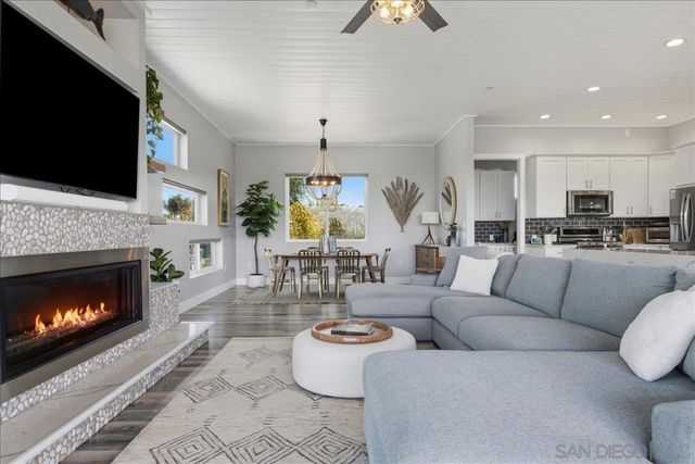 2743 Mesa Dr, Oceanside, CA 92054