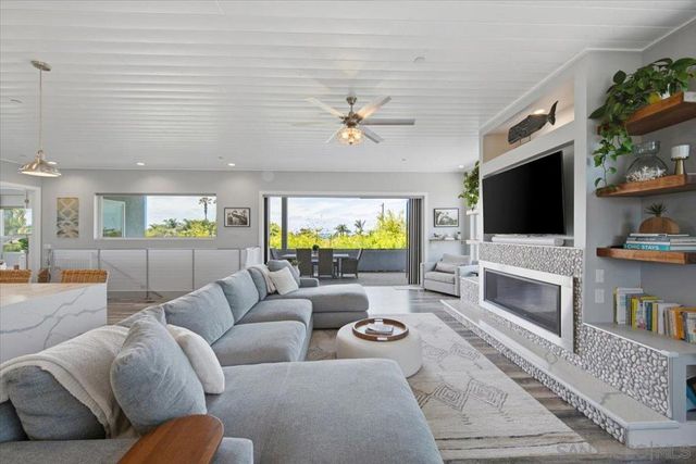 2743 Mesa Dr, Oceanside, CA 92054