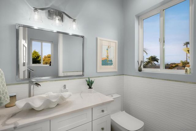 2743 Mesa Dr, Oceanside, CA 92054