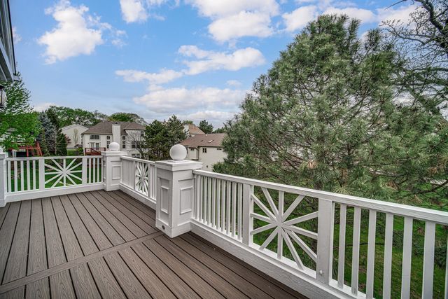 807 Viewpointe Drive, St. Charles, IL 60174