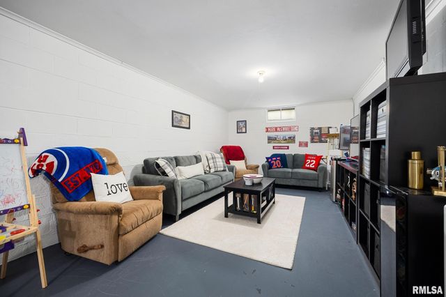 2921 W KENWOOD Avenue, West Peoria, IL 61604