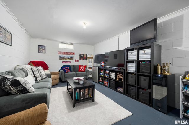 2921 W KENWOOD Avenue, West Peoria, IL 61604